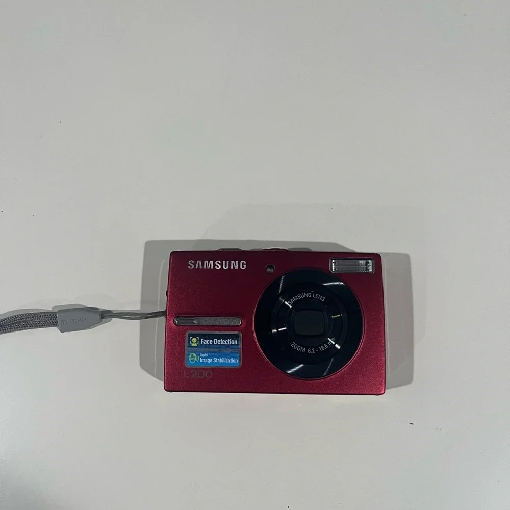Samsung L200 Camera with case